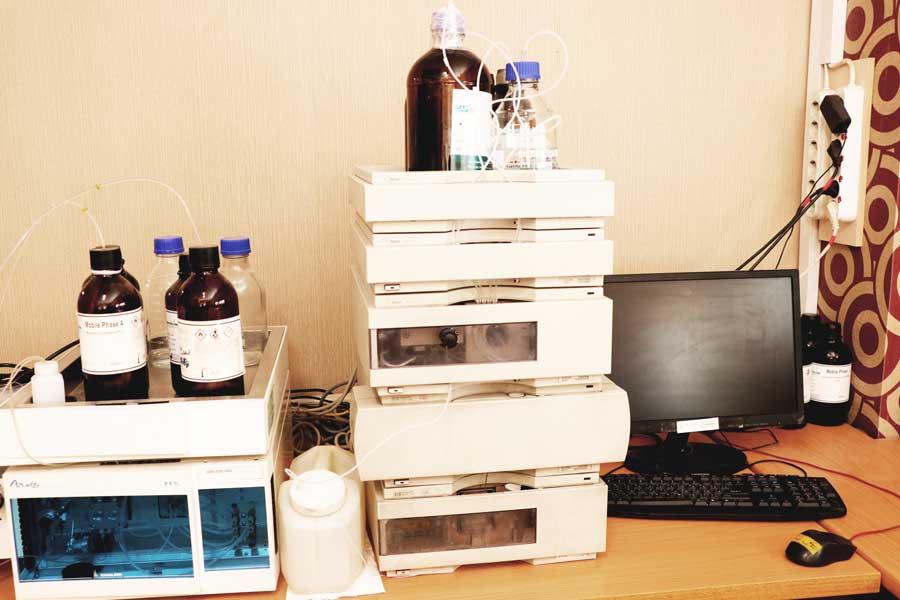دستگاه HPLC در آزمایشگاه میلاد اصفهان